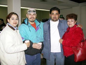 Luego de vacacionar en La Laguna, Sara de García retornó ayer a Tijuana, la despidieron Margarita de Zamora, Mario Zamora y Moisés García.