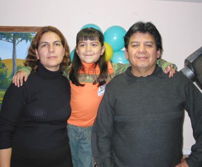 Dalili Ramírez Méndez acompañada de sus papás, los señores Dalili Méndez y Gerardo Ramírez en el convivio infantil que le organizaron por su sexto año de vida.