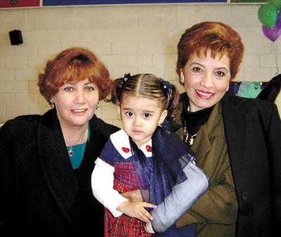  29 de enero  
La niña Karla María Velázquez Valles acompañada de sus abuelitas Eladia de Valles y Bety de Velázquez en el convivio que le ofrecieron por sus tres años de vida.