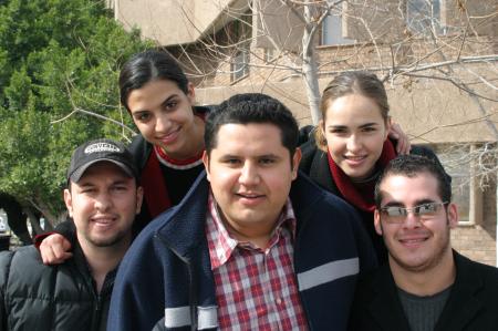 Roberto. Cecilia, María José y Aldo, jóvenes estudiantes del ITESM-CL.