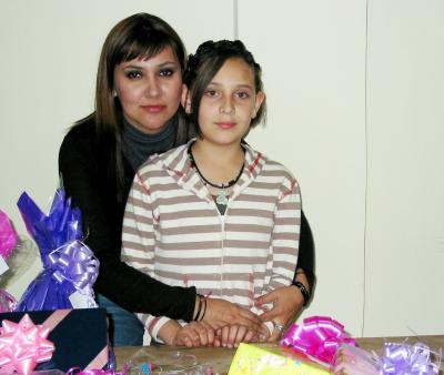 Paulina de Lara Domínguez con su mamá, en la fiesta de su onceavo cumpleaños.