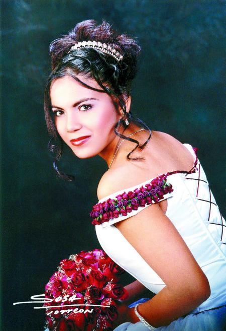 Srita. Lucía Ludivina Rivas Martínez celebró su décimo quinto aniversario de vida el 21 de diciembre de 2003.