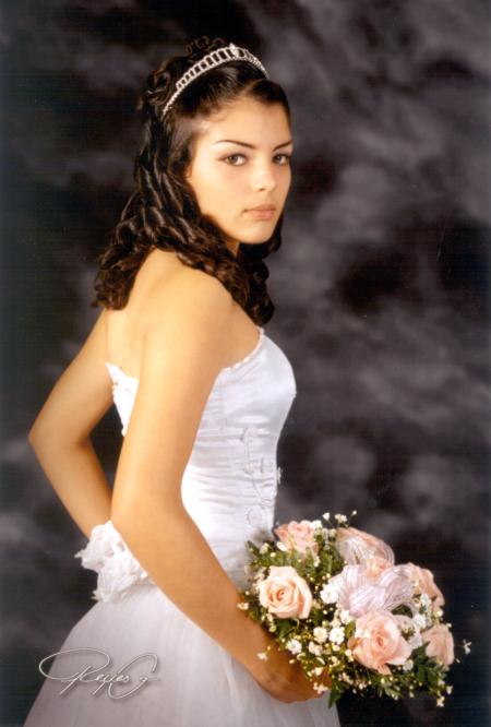 Srita. Sandra Elizabeth León García en una fotografía de estudio con motivo de sus quince años de vida.