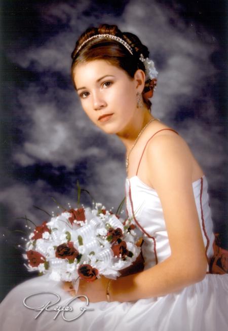 Srita.Ana Lilia Álvarez de León en una fotografía de estudio con motivo de sus quince años de vida.