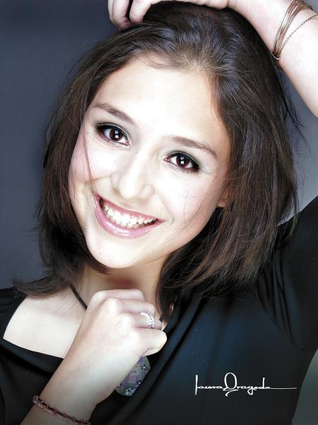 Srita. Valeria Salas Carrillo en una fotografía de estudio con motivo de sus quince años de vida.