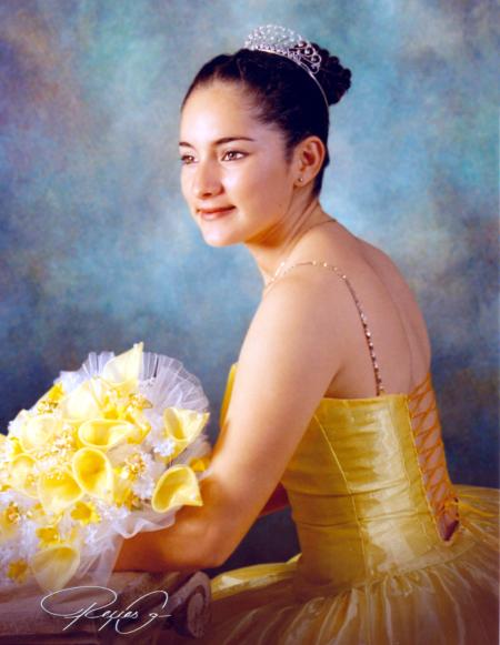 Srita. Lucero Gabriela G. Romo en una fotografía de estudio con motivo de sus quince años de vida.