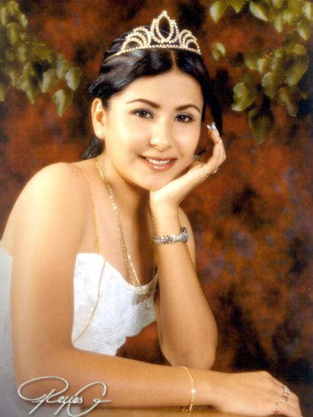 Srita. Ana María Torres Santoyo en una fotografía de estudio con motivo de sus quince años de vida, es hija de los señores Víctor Manuel Torres de la Torre y Blanca Santoyo Zamora.