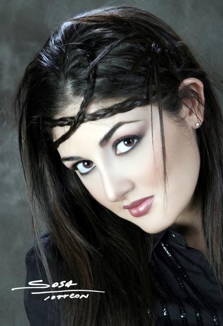 Srita. Paola Gutiérrez, captada en una fotografía de estudio.