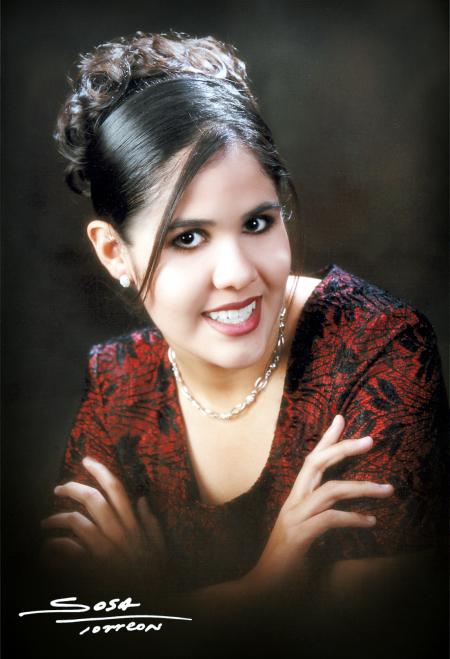 Srita. Laura Lizethe Martínez Guzmán en una fotografía de estudio con motivo de sus quince años de vida. Es hija de los señores Lic. Everado Martínez Rivera y Lic.Laura Angélica Guzmán Cedillo.
