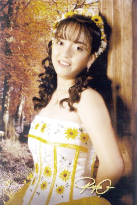 Srita. Ana B. Fuentes Aviña en una fotografía de estudio con motivo de sus quince años de vida, es hija de los señores Gerardo C. Fuentes García y Julieta Aviña