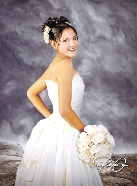Srita. Laura García Argumedo en una fotografía de estudio con motivo de sus quince años de vida; es hija de los señores Gerardo García M. y Laura Argumedo V.