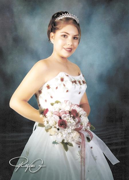 Srita. Claudia Berenice Fuentes Rodríguez, en una fotografía de estudio con motivo de sus queince años de vida., es hija de los señores José Luis Fuentes Galido y Guadalupe Rodríguez de Fuentes