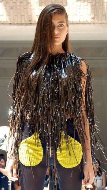 Una modelo luce uno de los diseños de  Lorenzo Merlino, duarnte la Semana de la Moda en Sao Paulo.