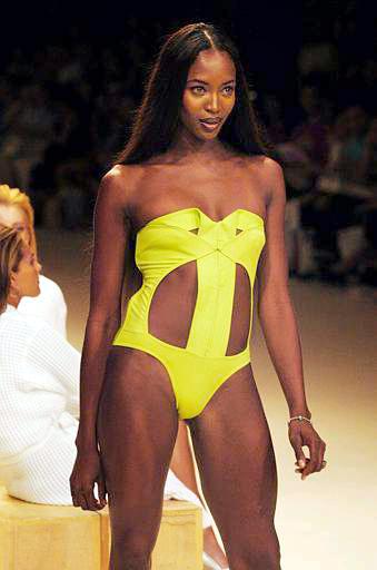Otra de las modelos que llamó enormemente la atención del público fue sin duda Naomi Campbell quien lució un traje de baño de la diseñadora Rosa Cha