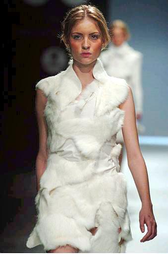 Una modelo desfila con una creación de la diseñadora Gloria Coelho.