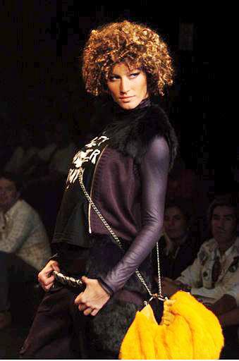 La Sao Paulo Fashion Week abrió a lo grande su decimosexta edición con la brasileña Gisele Bundchen en uno de los primeros desfiles de la principal feria de la moda nacional, dedicada esta vez a la ciudad de Sao Paulo por sus 450 años.