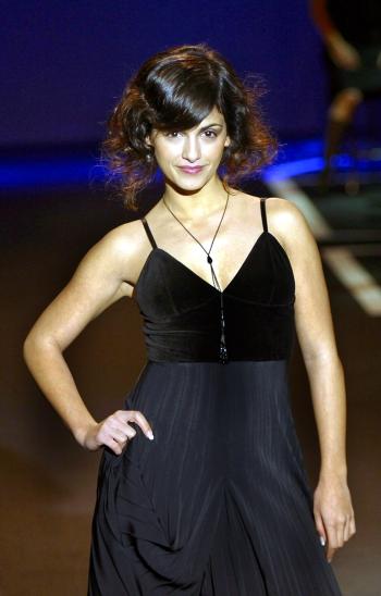 Mónica Cruz, hermana de la actriz Penélope Cruz fue una de las atracciones de la Pasarela de Gaudi en donde desfiló con un diseño de Totón Comella, Mónica es muy conocida en España por ser una de las actrices principales de la serie juvenil del momento 'Un paso adelante'.