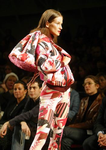 Pantalones muy estrechos, chaquetas cortas, camisas blancas y prendas de aspecto más bien escaso, caracterizan la colección masculina de Miró, que añade bolsillos supletorios a chalecos de aspecto militar y arneses para hacer las funciones de bolso.
