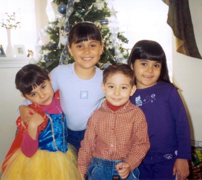 Anilú, Ana Cecy y Mari Cristy Rabiela Barbosa con su primo Luis Rezéndez Rabiela en pasado acontecimiento social.