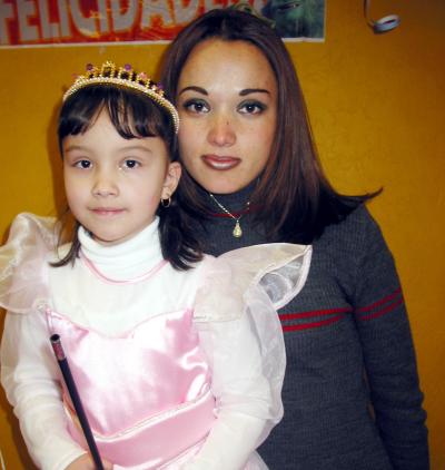 Frida Stephanye Prado ramón acompañada de su mamá, Cynthia Elizabeth Ramón Rojas, en la fiesta de cumpleaños que le organizó en días pasados