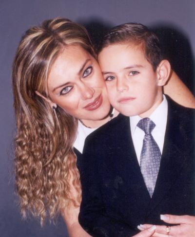 Martha Correa con su hijo Rogelio Medina Correa, en pasado festejo familiar.