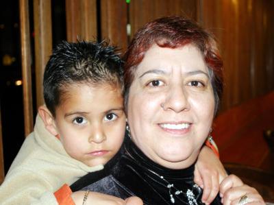 Señora Oalia Vargas Vda. de Ramírez en compañía de su nieto Paquito Ramírez