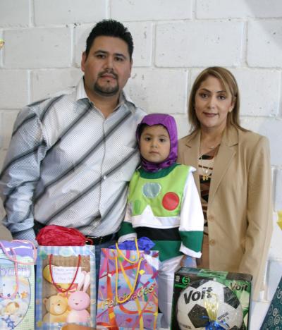 José Eduardo Luna Duarte acompañado por sus papás José Luna Guzmán y Jaqueline Duarte de Luna, el día que festejó su cuarto cumpleaños.
