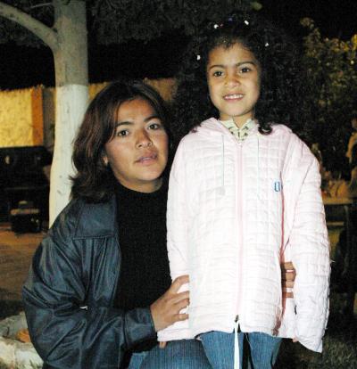 Juanis García con su pequeña Jarevy Fuentes en pasado festejo infantil.