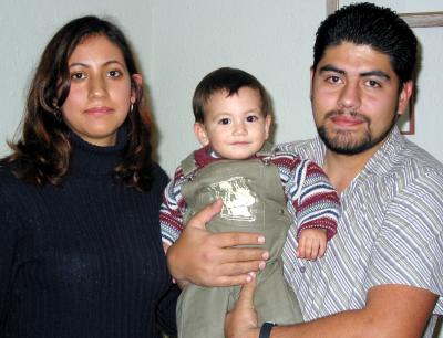 05 de febrero
Víctor Ramón en compañía de sus papás Ramón Guerra y Lizeth Soto en el convivio por su cumpleaños.