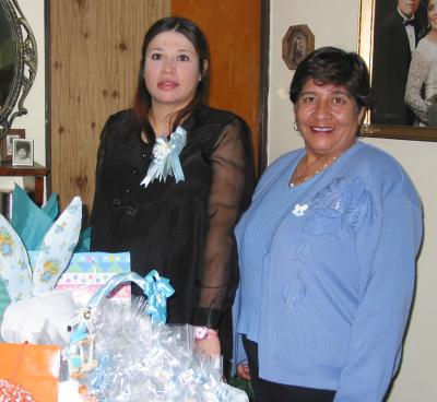 Elia Guadalupe Gutiérrez acompañada de Bertha Villegas de Gutiérrez organizadora de su fiesta de regalos.