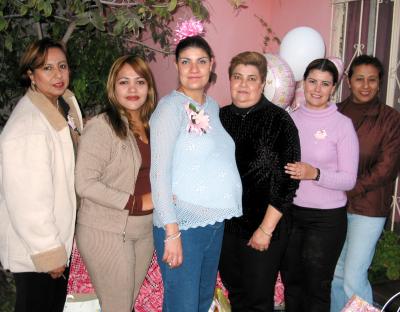 03 de febrero 
Jessica Villarreal Mota acompañada de las organizadoras de su fiesta de regalos, Carolina García, Silvia García, Angélica Ávalos, Patricia Mota y Gabriela Villarreal.