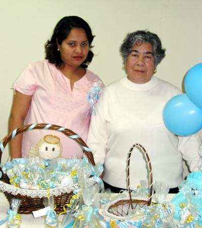 Nereida Rivera acompañada de la señora Victoria Caldera, organizadora de su fiesta de regalos.