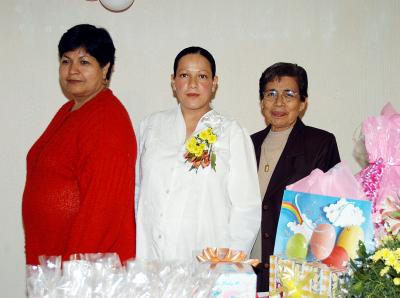 05 de febrero 

Yasmín Hernández de Díaz acompañada de Lilia Hernández y María del Carmen de Díaz, anfitrionas de su fiesta de canastilla.