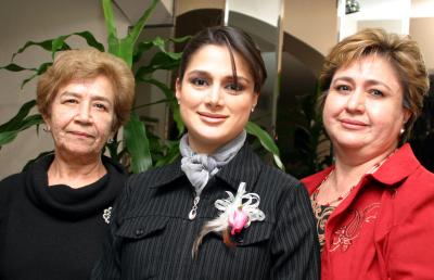 Alejandra Jaik de Mesta con las organizadoras de su fiesta de canastilla.