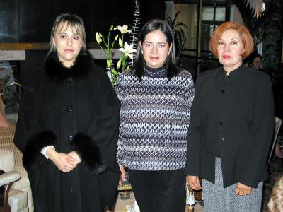 07 de febrero 
Jossie Muñoz de Cruz con Josefina del Río de Muñoz y Karla Ayala de Muñoz organizadoras de su fiesta de canastilla.