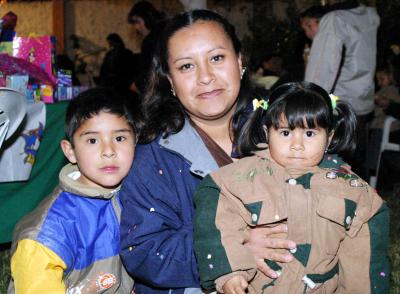 Los pequeños Cristian y Sayra Muñoz García junto a su mamá Cristina García