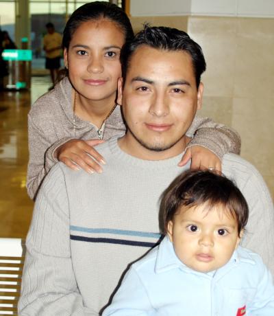 07 de febrero
Yolanda Celayo Alba, Víctor Hugo Raygoza Ferniza y Diego Raygoza Celayo.