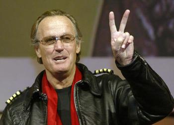 El actor estadounidense Peter Fonda llegó a Berlín para presentar su nueva película 'Shooting Stars 2004'.