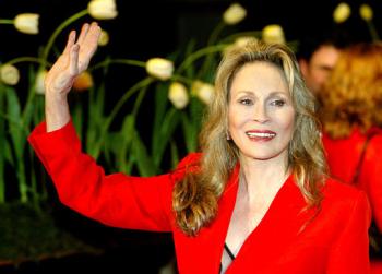 La actriz Faye Dunaway asistió a la presentación de 'Cold Mountain', estelarizada por Nicole Kidman y Jude Law.
