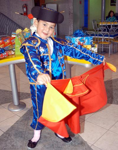 Carlos Salomón festejó su cumpleaños con una divertida fiesta taurina en días pasados.