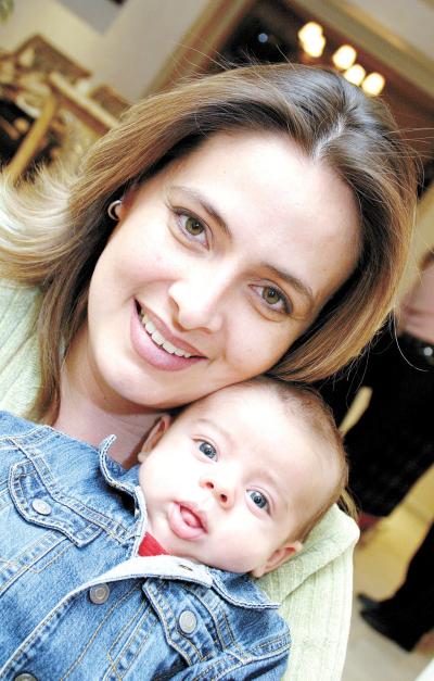 Maite Aguirre de Anaya con su hijo Miguel Ángel Anaya Aguirre.