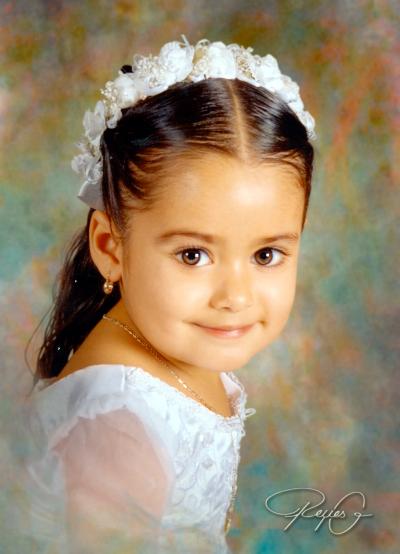 Niña Lesly Pamela Ramírez Cuevas en una fotografía de estudio con motivo de sus tres años de vida; es hija de los señores Antonio César Ramírez y Silvia Estela Cuevas de Ramírez.Estudio- Reyes G.