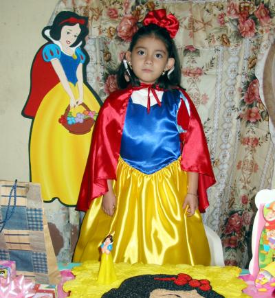 De una divertida piñata disfrutó Arely Sarahi Álvarez Canales, por su quinto cumpleaños.