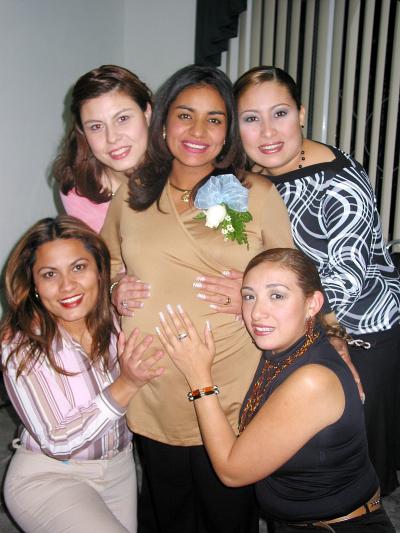 Cristy Calzada de Díaz acompañada de Liliana de Cervantes, Judith de Limones, Mónica de Galiano, y Sandy de Juárez en su fiesta de canastilla.