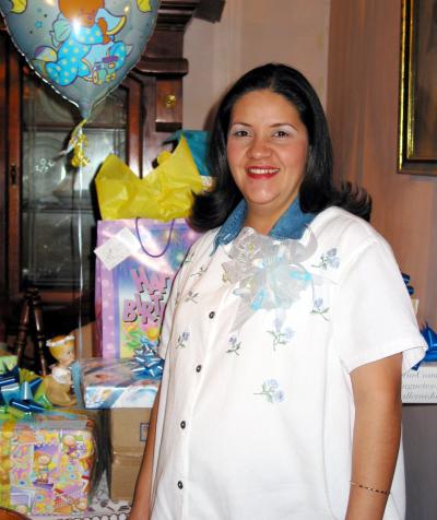 Claudia Pérez de Muñoz recibió sinceras felicitaciones, en la fiesta de canastilla que se le ofreció.