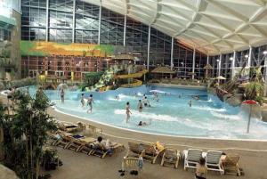 Descartada inmediatamente la hipótesis de un atentado, la Fiscalía rusa trata ahora de determinar si el hundimiento de los 5.000 metros cuadrados de superficie de la cúpula del 'aquapark' de Moscú se debió a un fallo de su estructura arquitectónica o fue por un error en su explotación.

Foto de archivo. Vista del Transvaal Park (situado en el suroeste de Moscú) que se desplomó el 14 de febrero de 2004.