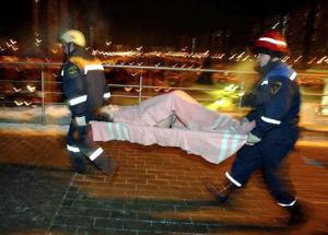 Casi un millar de socorristas, bomberos y policías retiraron los cadáveres que hallaban bajo la montaña de escombros en que se convirtieron las instalaciones, mientras las ambulancias trasladaban a los heridos a los hospitales.