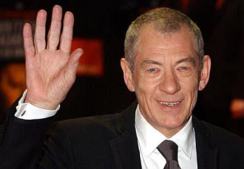 Sir Ian McKellen, mejor conocido como 'Gandalf' saluda a los fotógrafos a su llegada a los premios BAFTA.