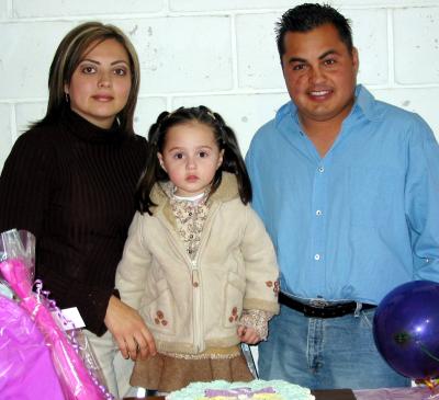 Débora Medrano Senra acompañada de sus papás, Claudia Serna de Medrano y Francisco Medrano, en su convivio de cumpleaños.