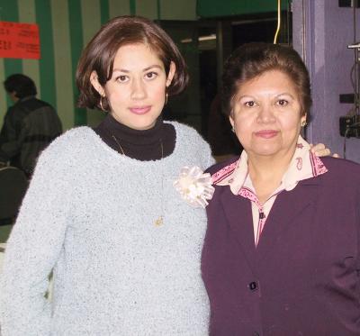 Carolina Garza de Covarrubias con la anfitriona de su fiesta de canastilla.